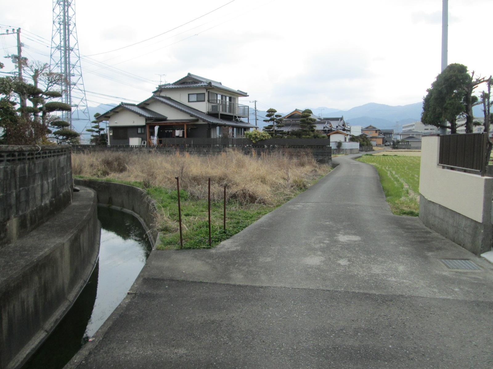 現地土地（前面道路含む）／西側より臨む