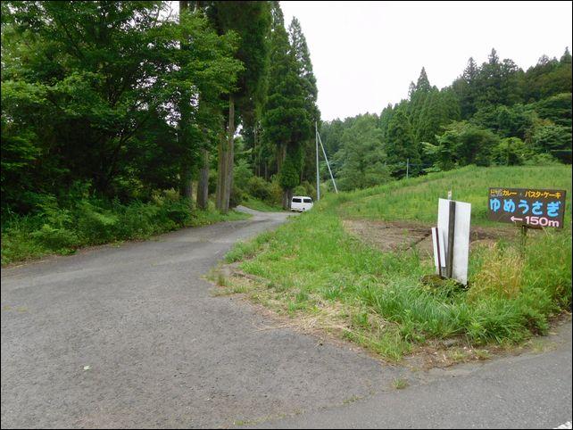 丁度２つの道路との「角」の部分です。市道は４．５ｍ幅員です