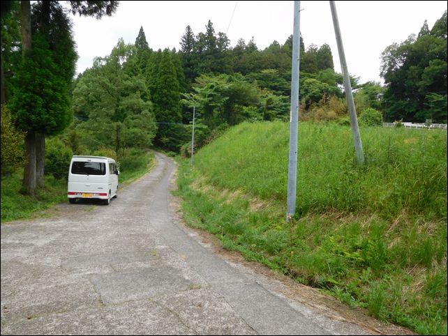 市道は坂になっていますので、先に行くと高低差も大きくなります