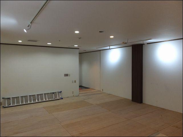 店内は１４坪で床、壁、天井はＤＩＹで綺麗になります。
