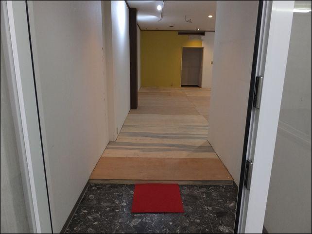 入口ドアを開けた様子です。