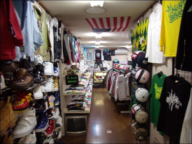 以前アパレル店で使われていた頃の店内写真です。