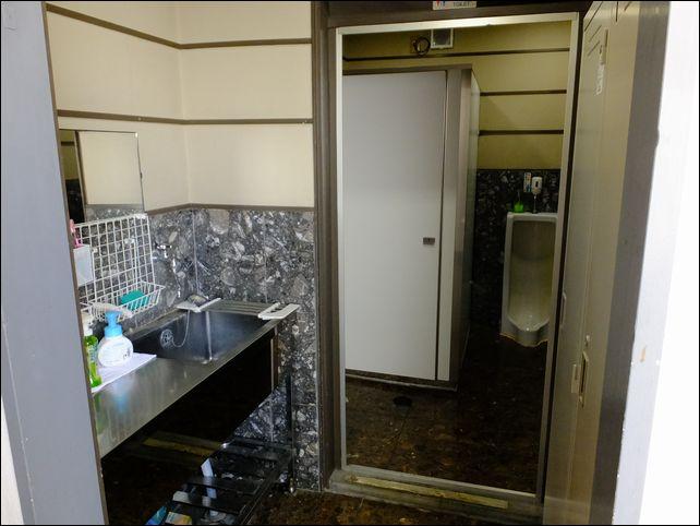 ビルの３階にある「共同トイレ」です。シンクも付いてます。