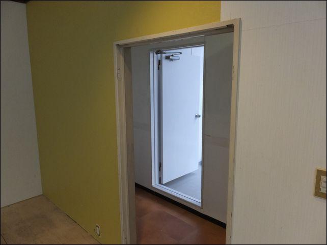 休憩室又は在庫倉庫の先は非常口がありベランダになっています。