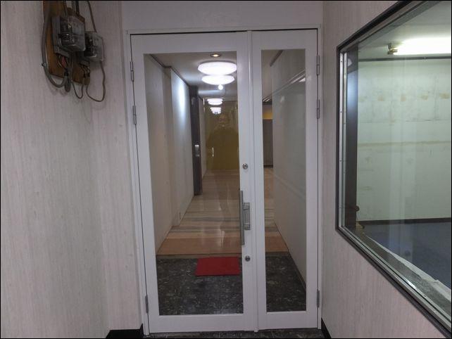 ２階廊下の奥にある貸店舗の入り口ドアです。