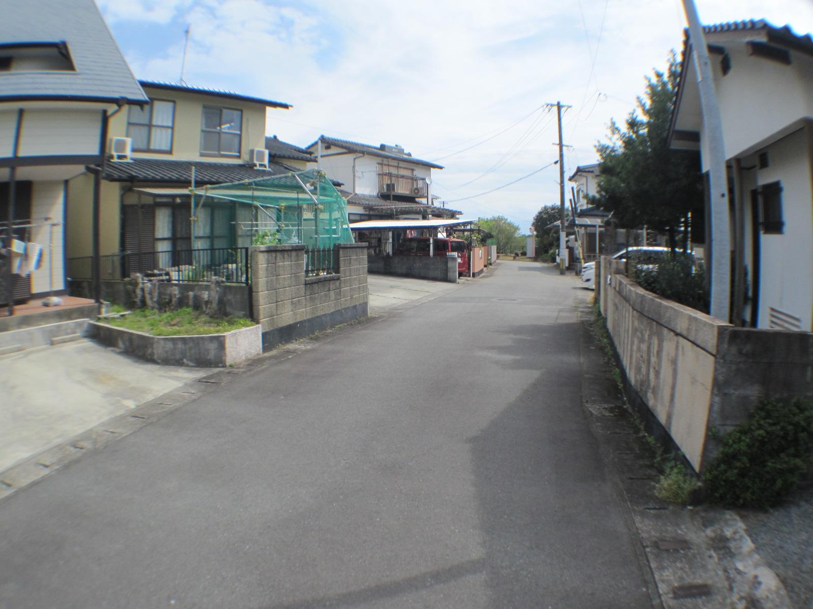 前面道路は幅５ｍあるので、駐車もしやすいです。