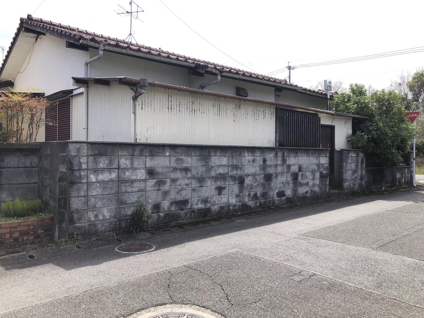 現地土地／北側道路から見た物件