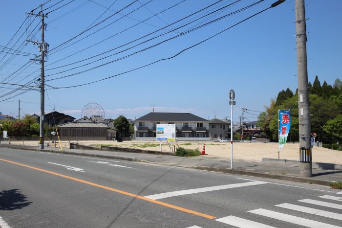 グリーンランド通りの本井手交差点から街並みです。