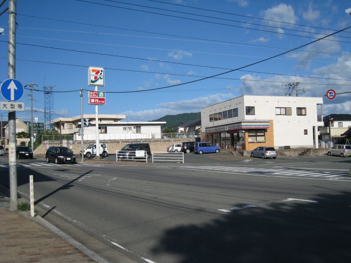 セブンイレブン緑ケ丘店 (30m)