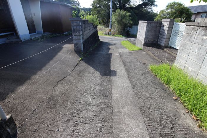 現地土地／再建築時道路のセットバックが必要です