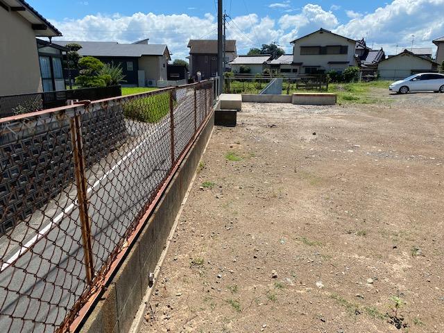 現地土地／道路面より敷地が高く通行車両からの視線も気になりませんね