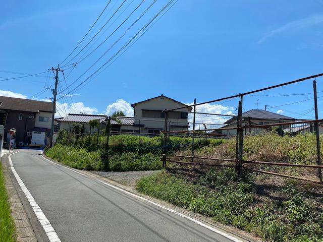 現地土地／現況入口部分　道路面より土地面が高く通行車両が気になりません