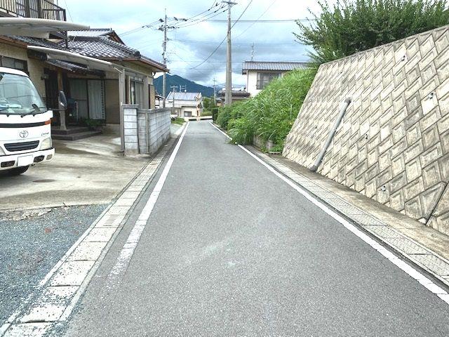 現地土地（前面道路含む）／前面道路　幅員約４ｍ