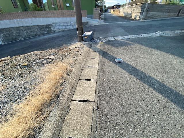 現地土地／前面道路に上水道本管埋設されています