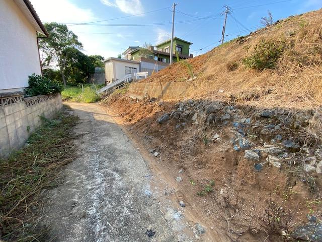 現地土地／南側里道と敷地は高低差があります