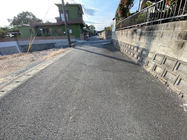 現地土地／前面道路も広いですね