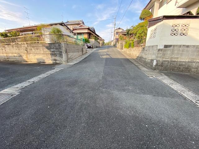 現地土地／西側前面道路　幅員約６ｍ