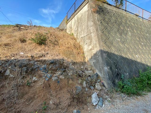 現地土地／法面下が境界になります