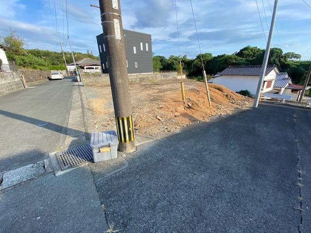 現地土地／角地付近に電柱があります