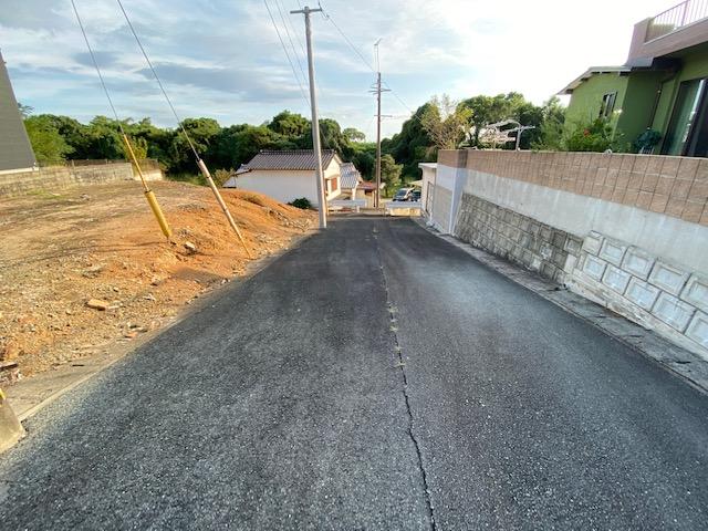 現地土地／西側道路　道路は緩やかな下り傾斜です