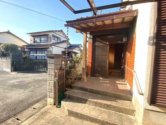 現地（外観）／趣きのある玄関アプローチ