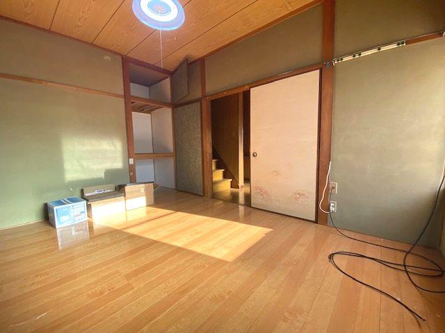 リビング以外の居室／西側洋室　和室を洋室へリフォーム済