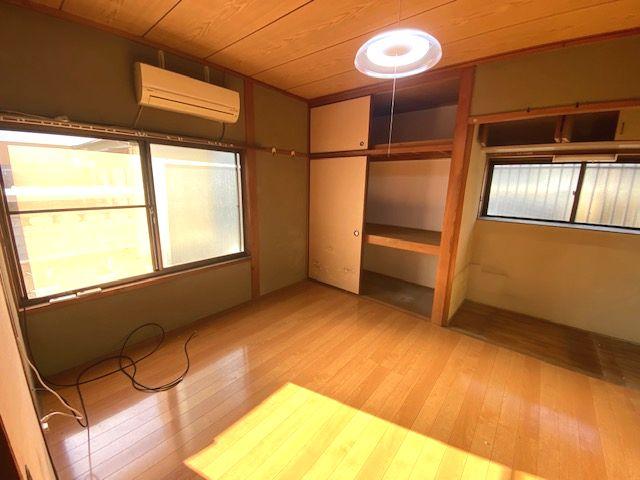 リビング以外の居室／西側洋室　大きな窓から暖かい陽射しが入ります