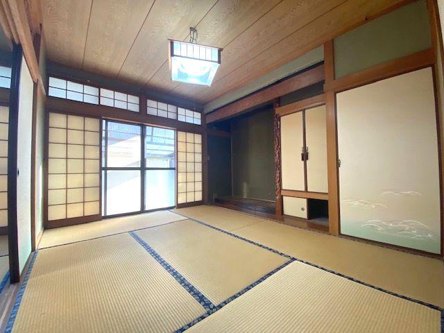 リビング以外の居室／南側和室　２間続きの和室　来客や法事等の際は広く使用できます