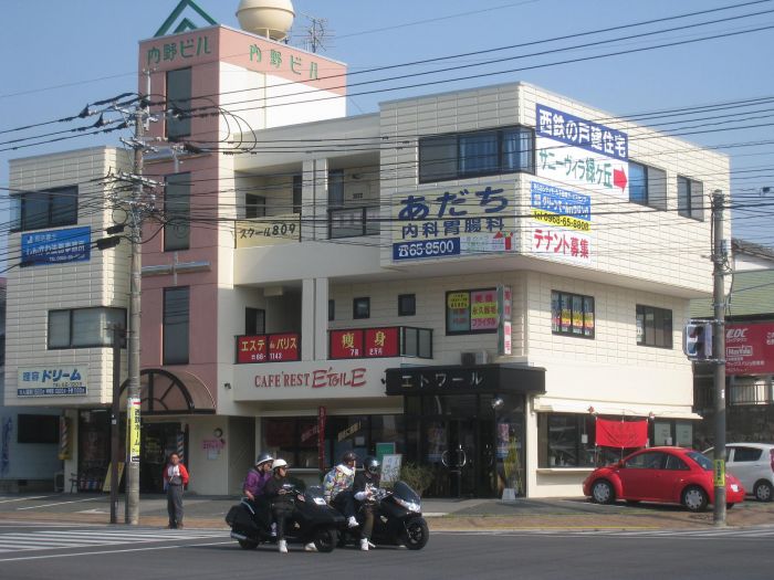 交差点に立地しているから遠くからでも目立ちます！