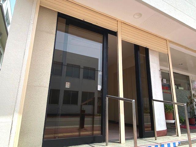 現地（外観）／正面自動ドアありシャッター付きです