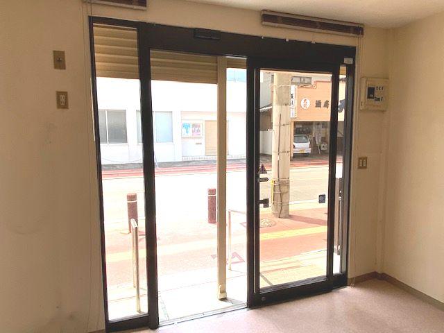 自動ドア・シャッター付き