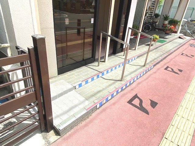 入口部分は手すり付き