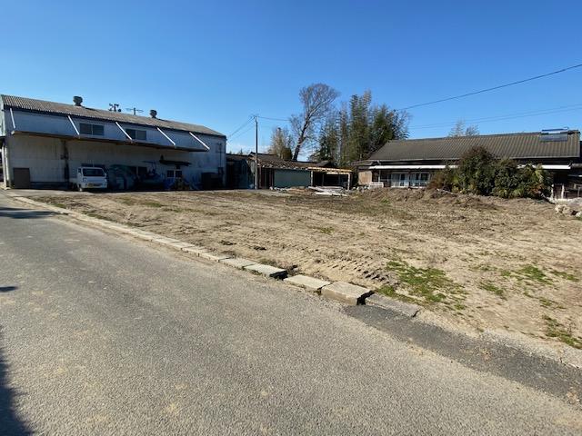 現地土地／道路面と土地高低差が小さく駐車場等配置がし易い形状