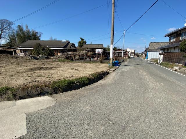 現地土地／前面道路　南側から東側道路