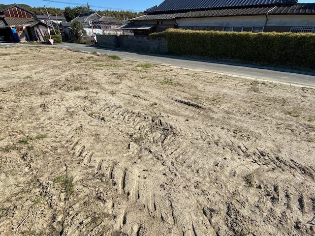 現地土地／平坦な土地で建築工事等し易い環境