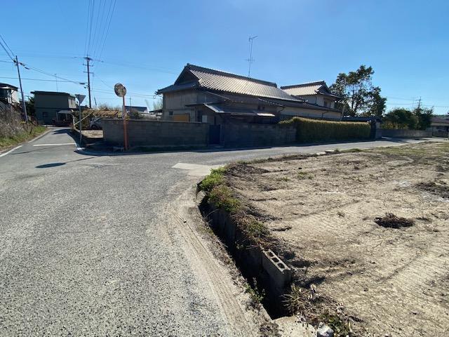 現地土地／南東角地に位置しています