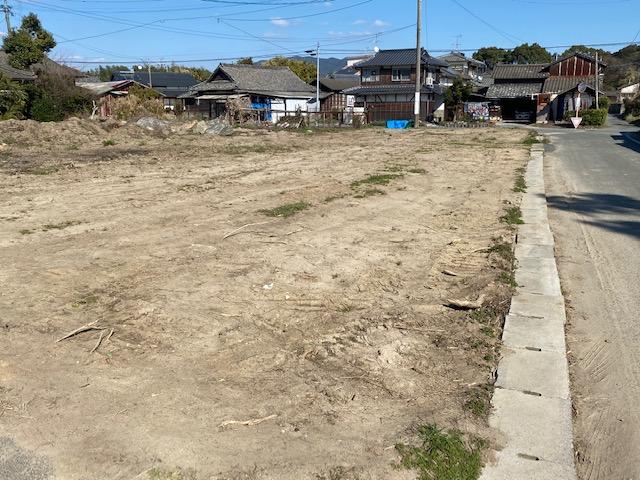 現地土地／南側道路と敷地境界付近