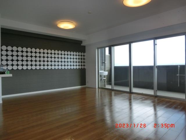 リビング／明るくて広いです。クロスもお洒落