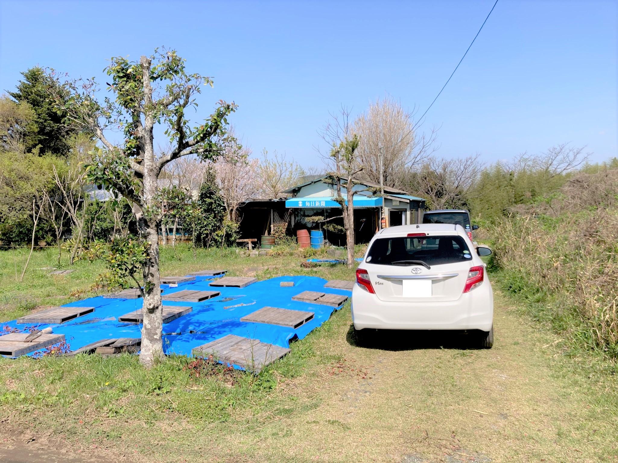 現地土地／奥の建物が建っている土地が対象地です。