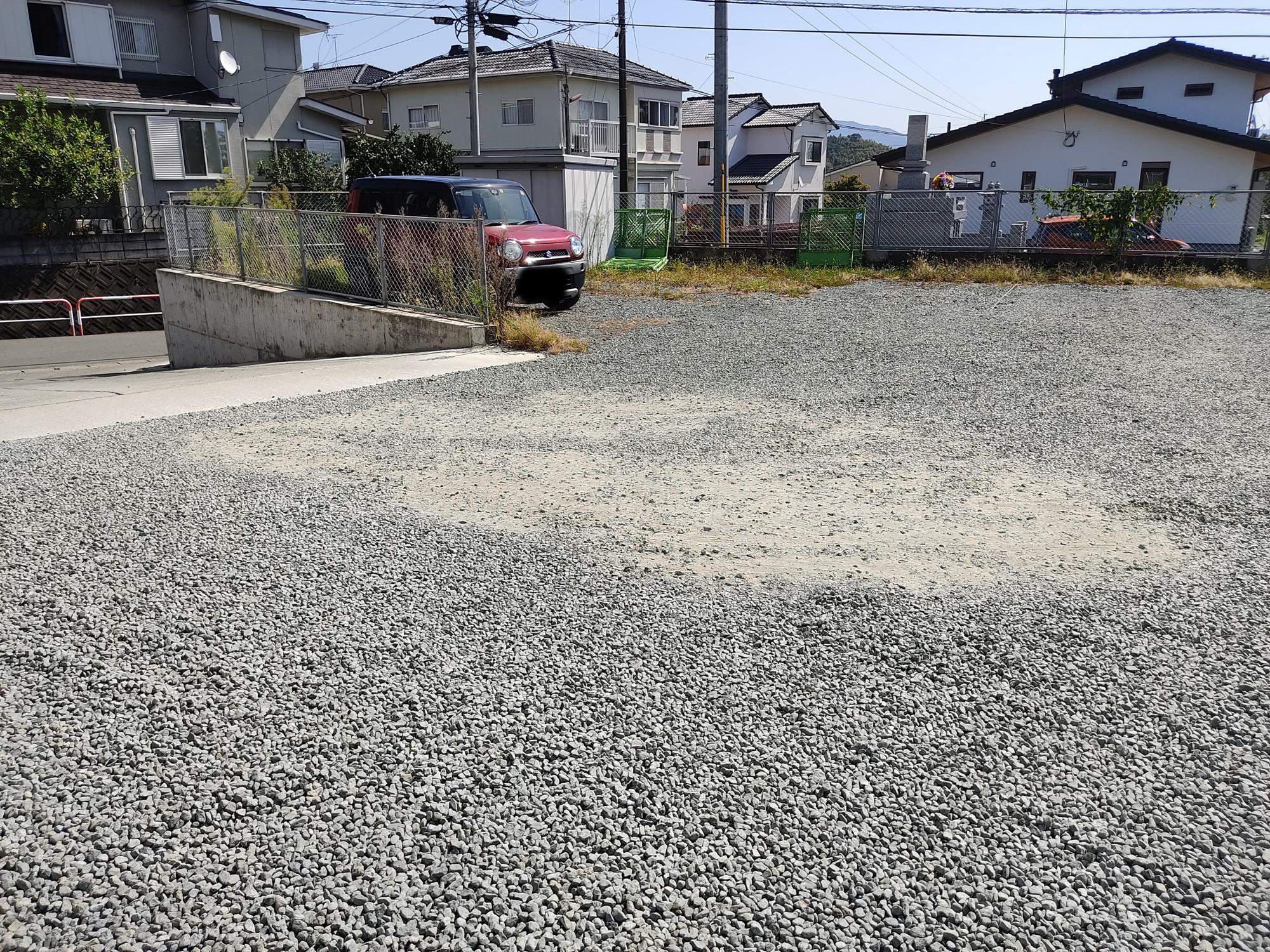 現地土地／全体　北側より南東側を撮影　物置は撤去予定