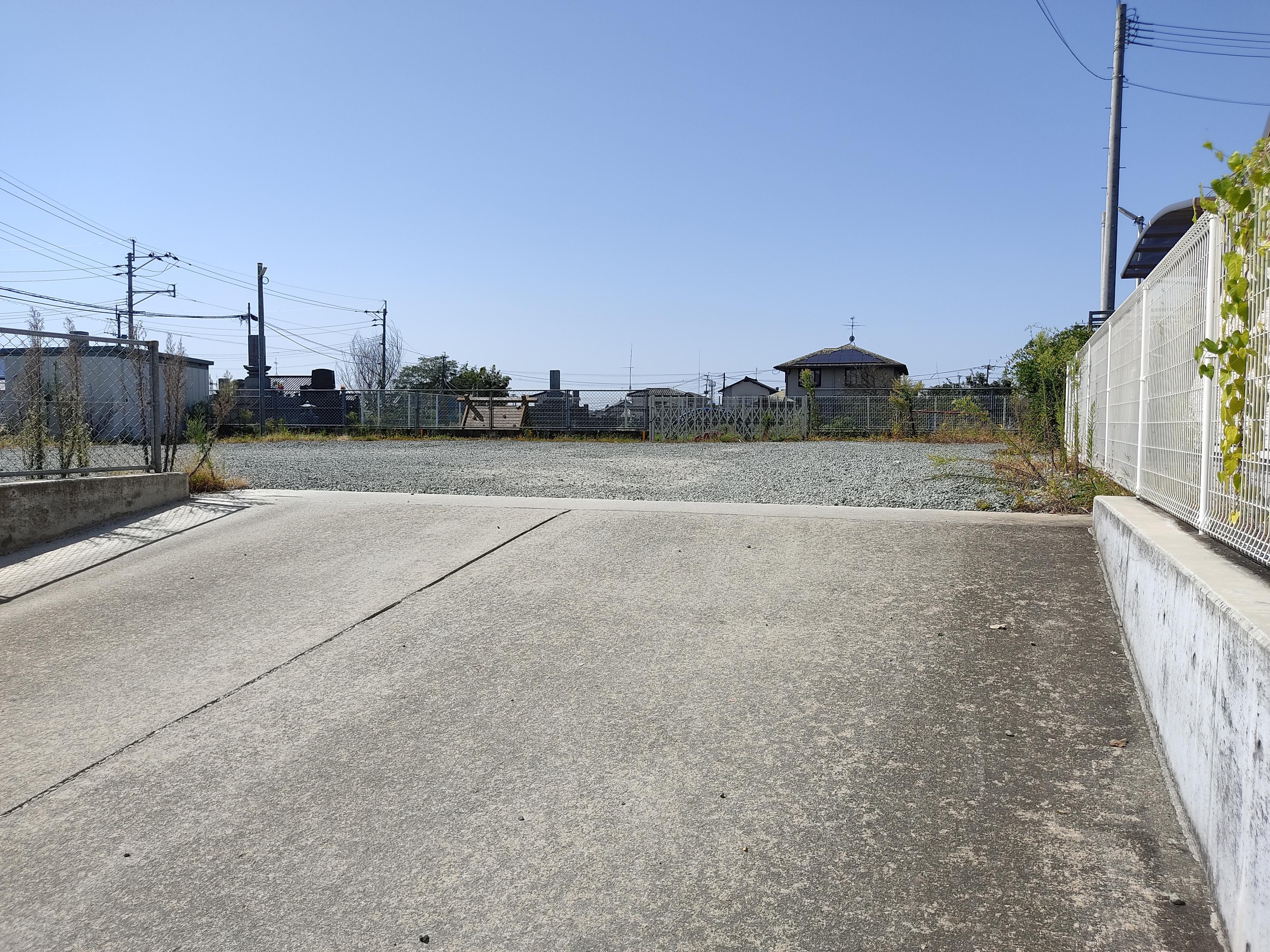 現地土地／東側より　出入口坂路含む