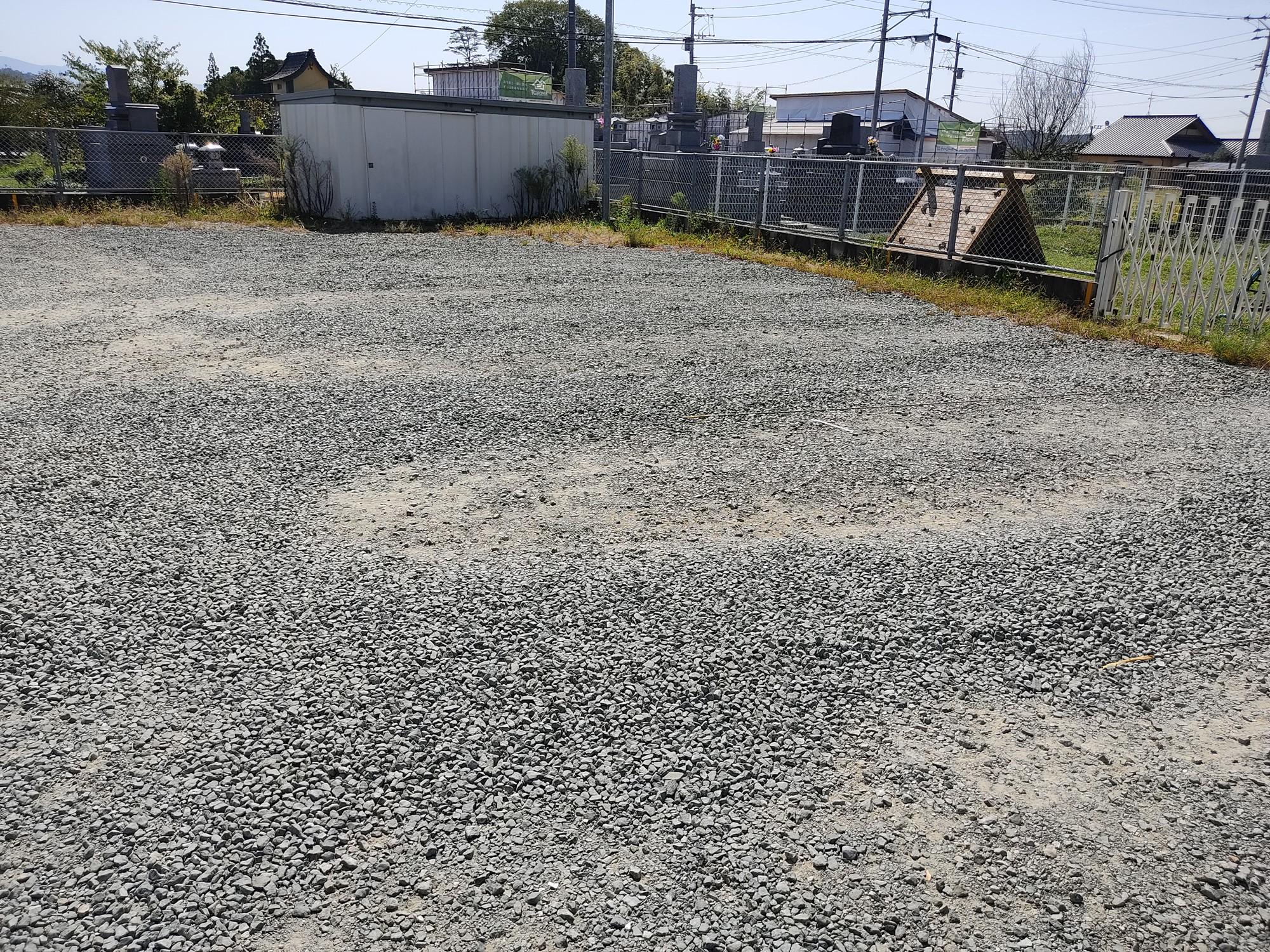 現地土地／全体　北側より南西側を撮影　物置は撤去予定