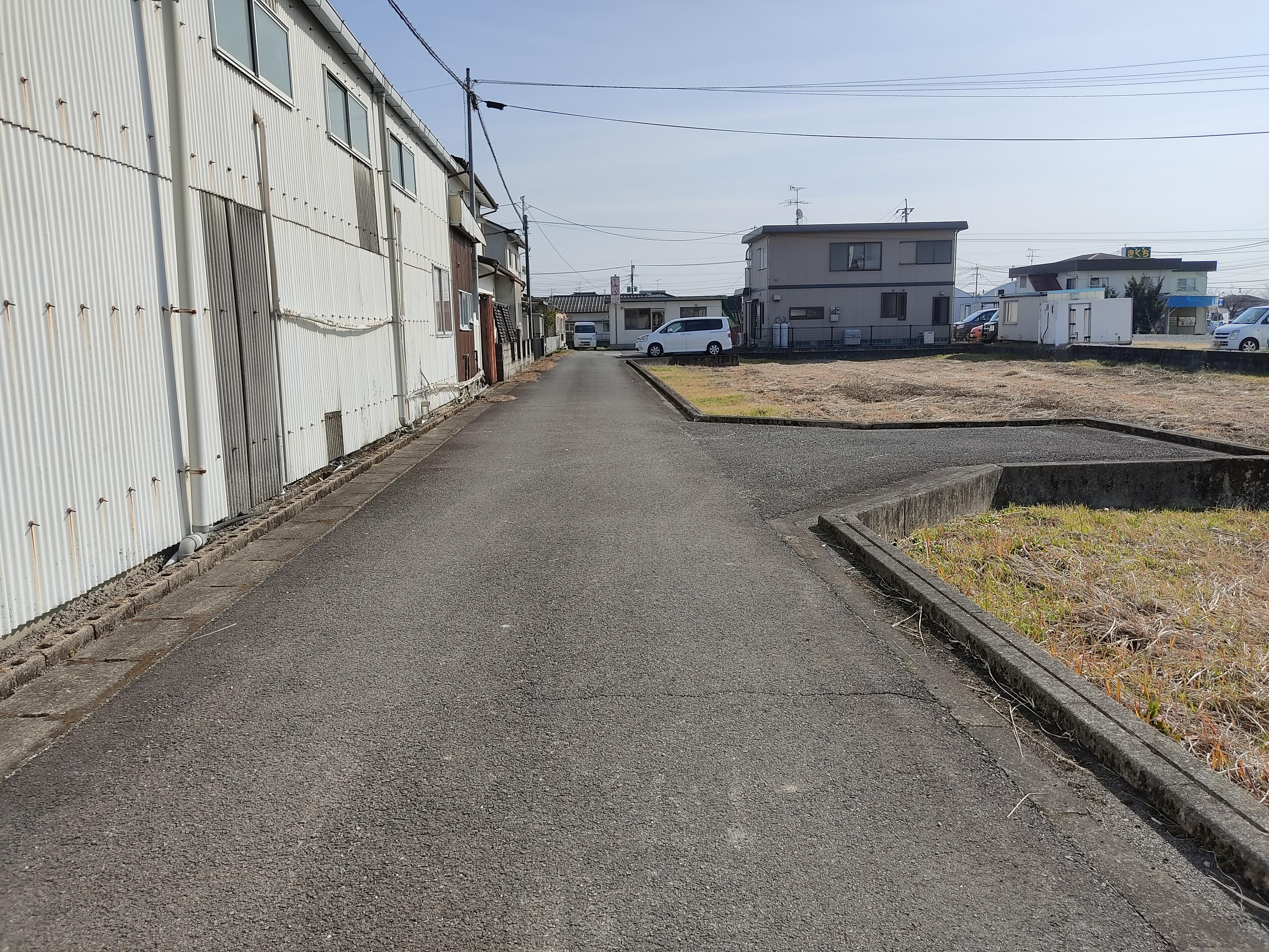 現地土地（前面道路含む）／接続道路（位置指定）より、当物件を遠景で撮影