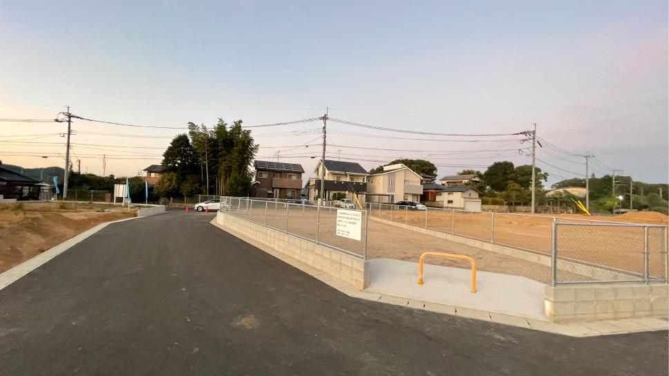 現地土地（前面道路含む）／現地（２０２１年１１月）撮影