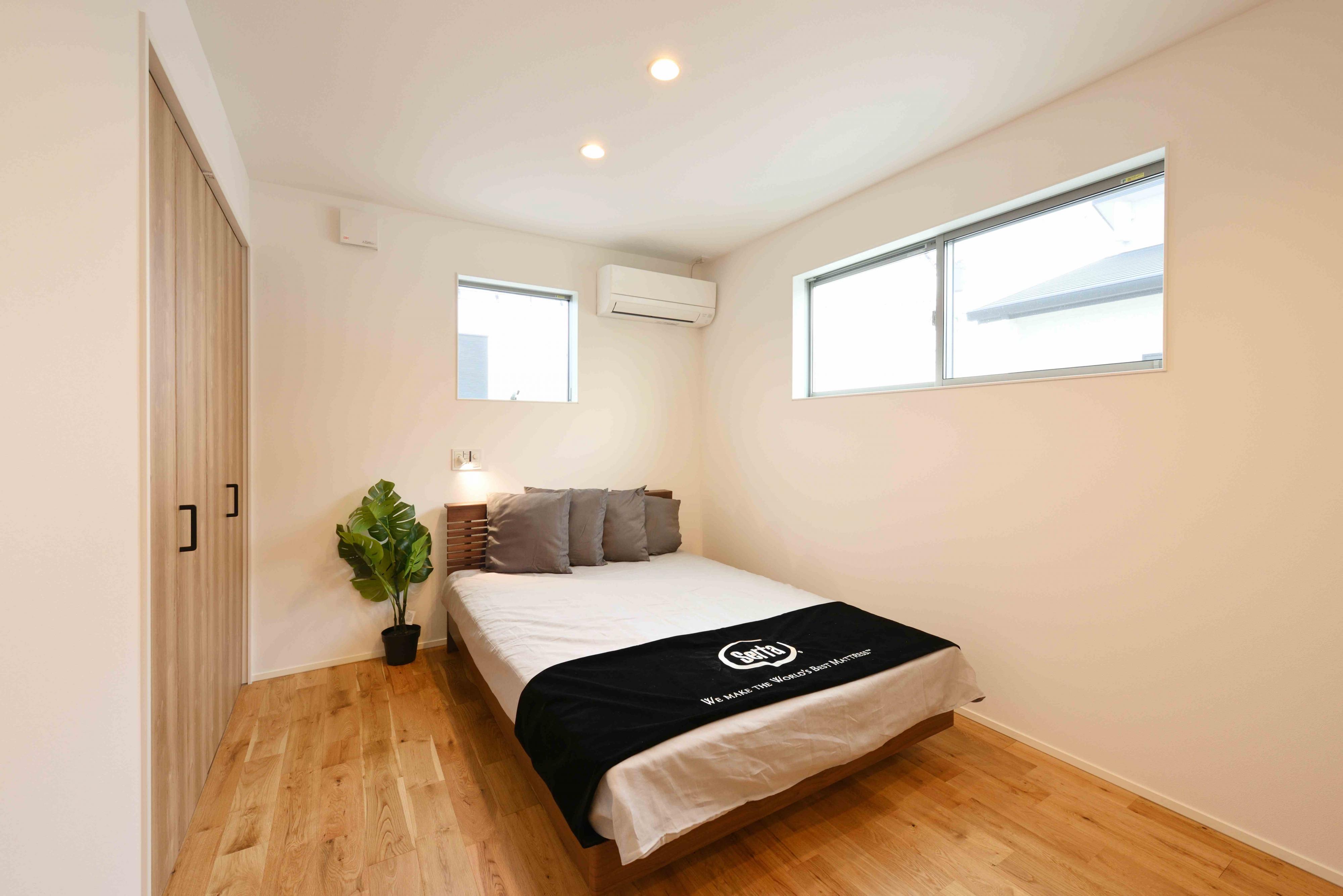 リビング以外の居室／シンプル広々な主寝室