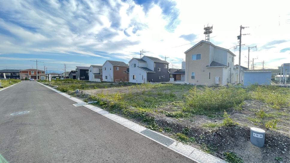 現地土地（前面道路含む）／２０２１年１０月撮影