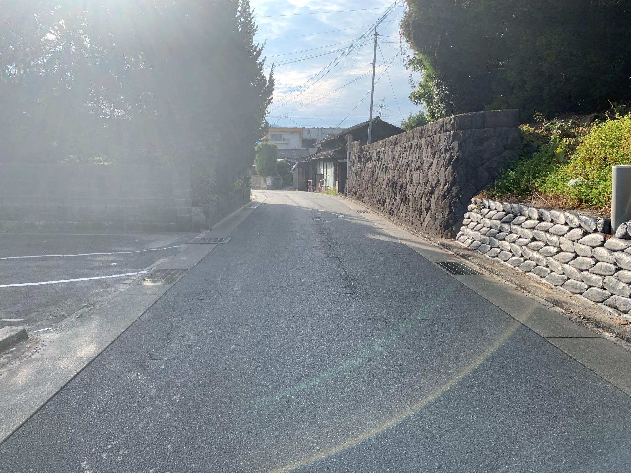 現地土地（前面道路含む）／前面道路になります。