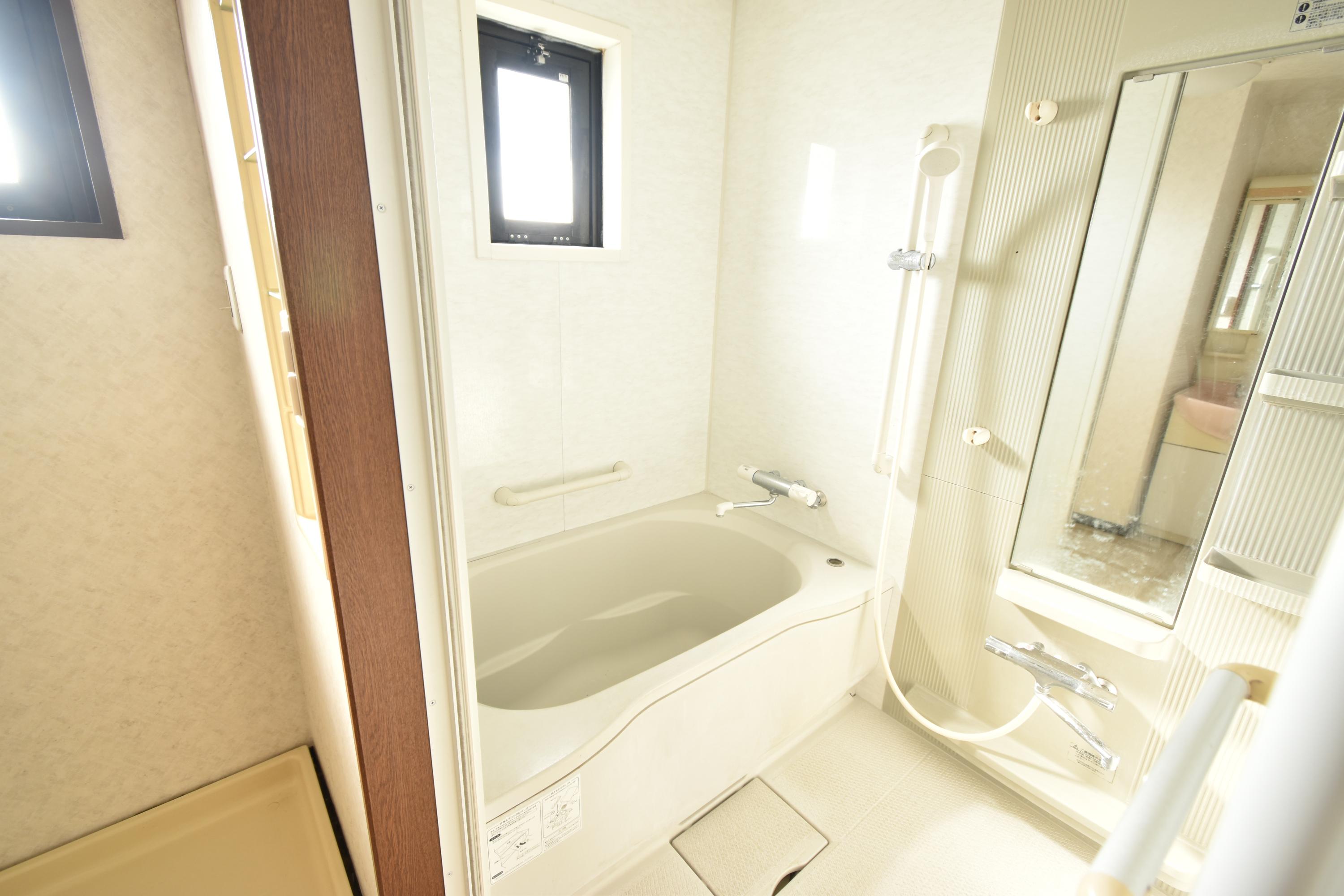 浴室／約１２年前にリフォームしています♪浴室に窓があり、換気も良好