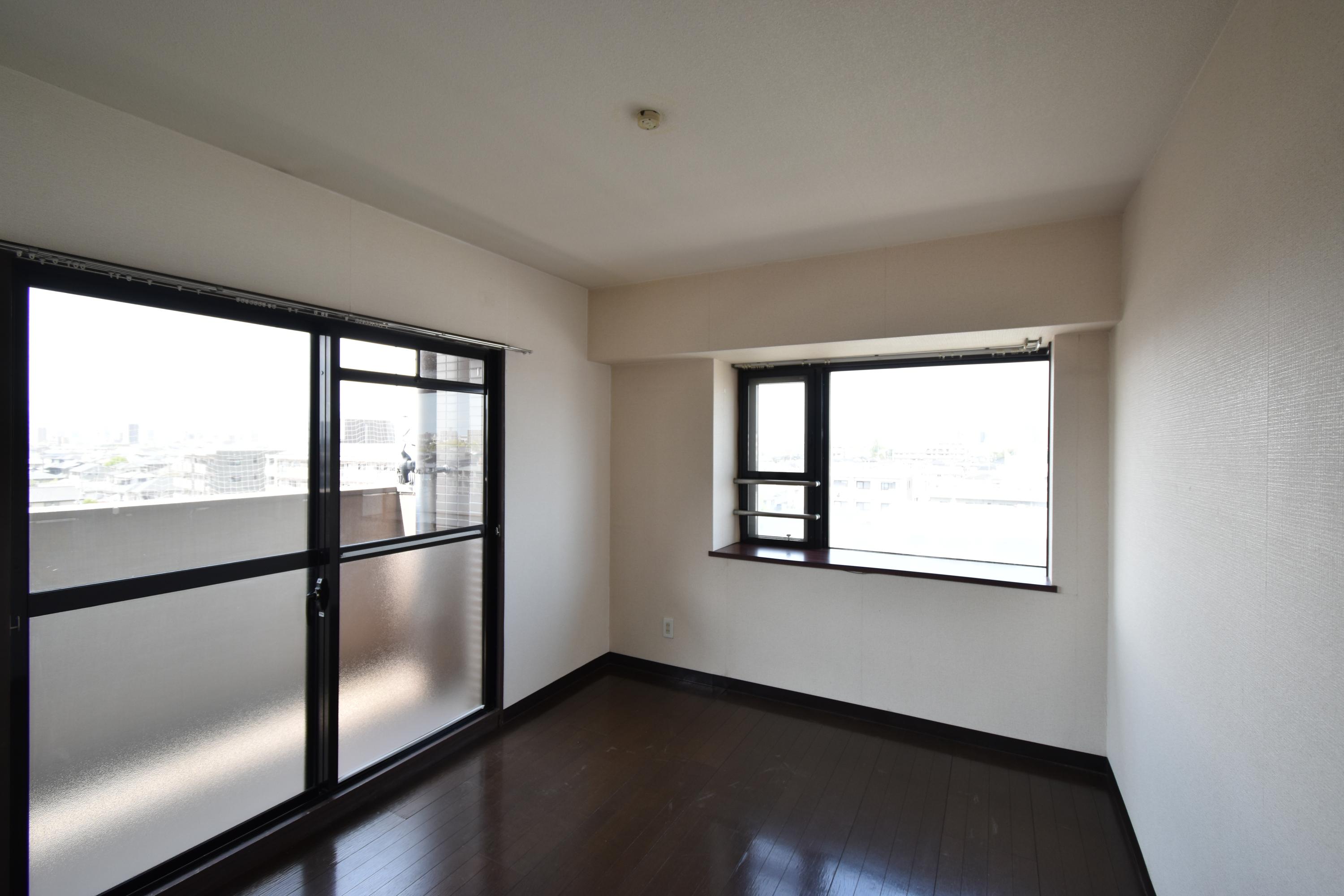 リビング以外の居室／西側居室。バルコニーもあり、開放感あります。