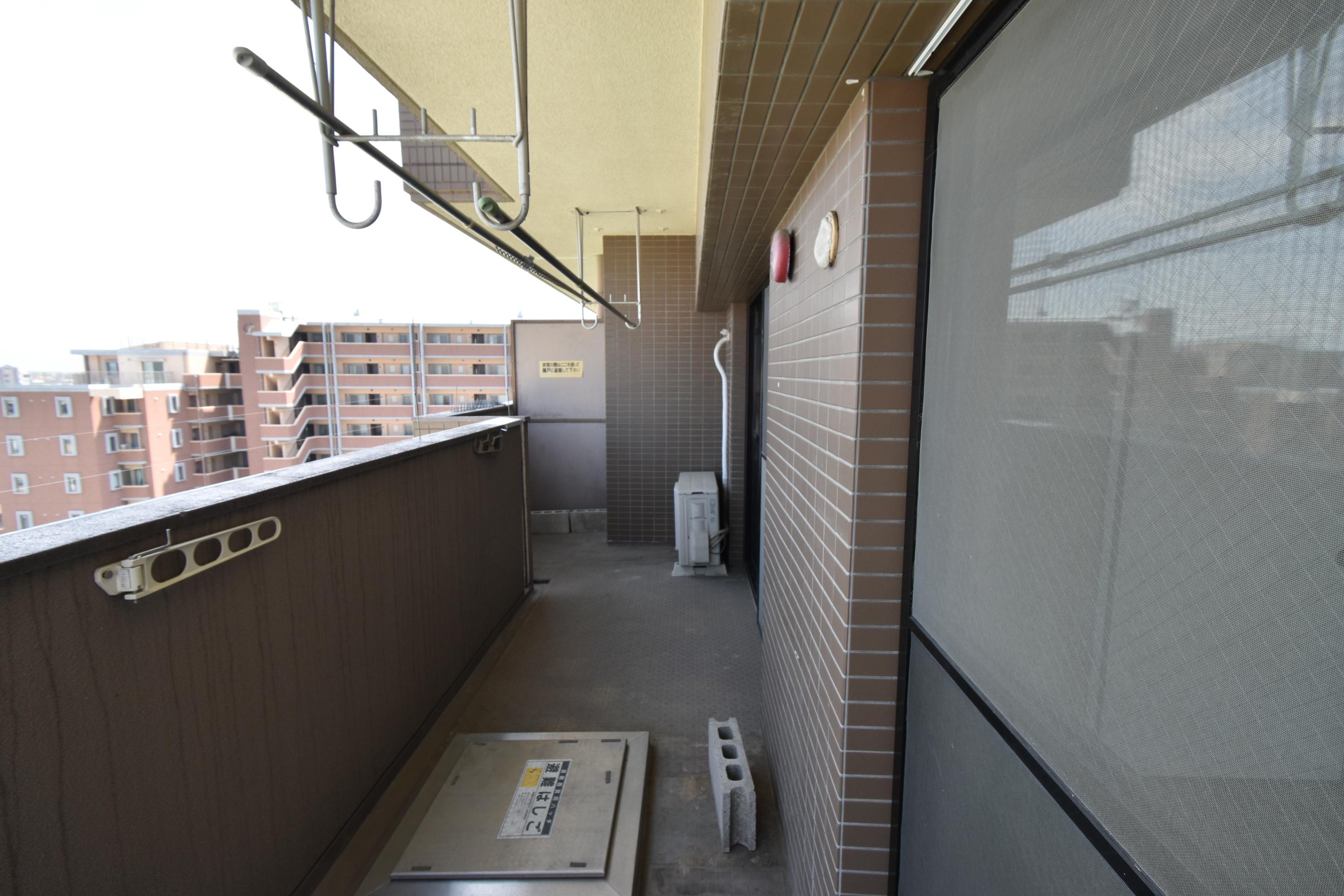 東側バルコニー。広さ十分のバルコニーです♪